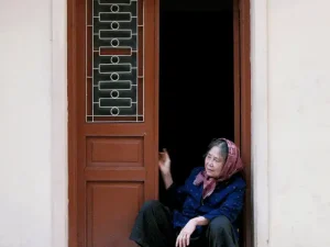 Old woman in Vietnam